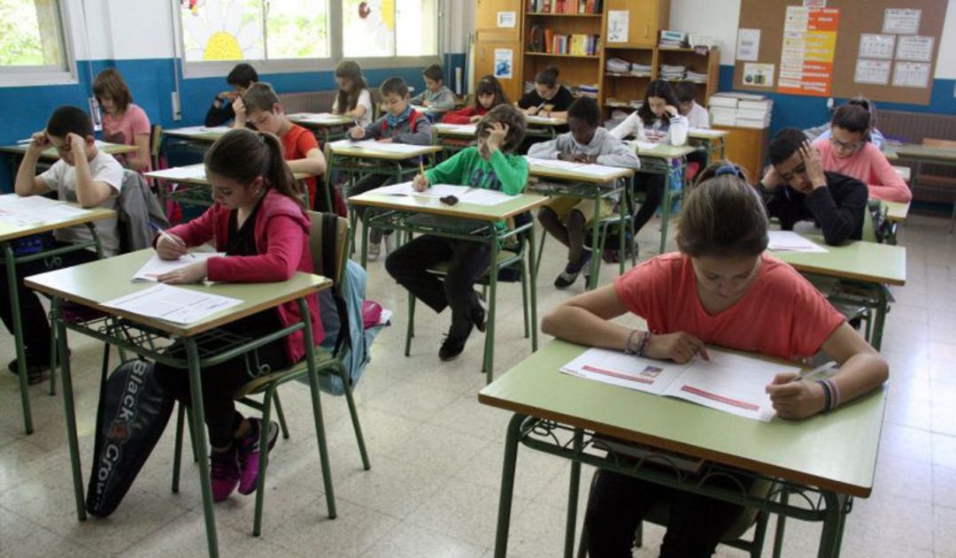 Alumnes realitzant un examen a classe Alumnes realitzant un examen a classe