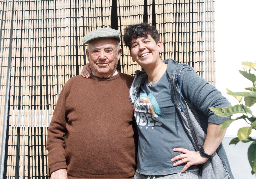 El empeño diario de Marta por llevar la comida a siete ancianos que no quieren dejar su pueblo ni su casa