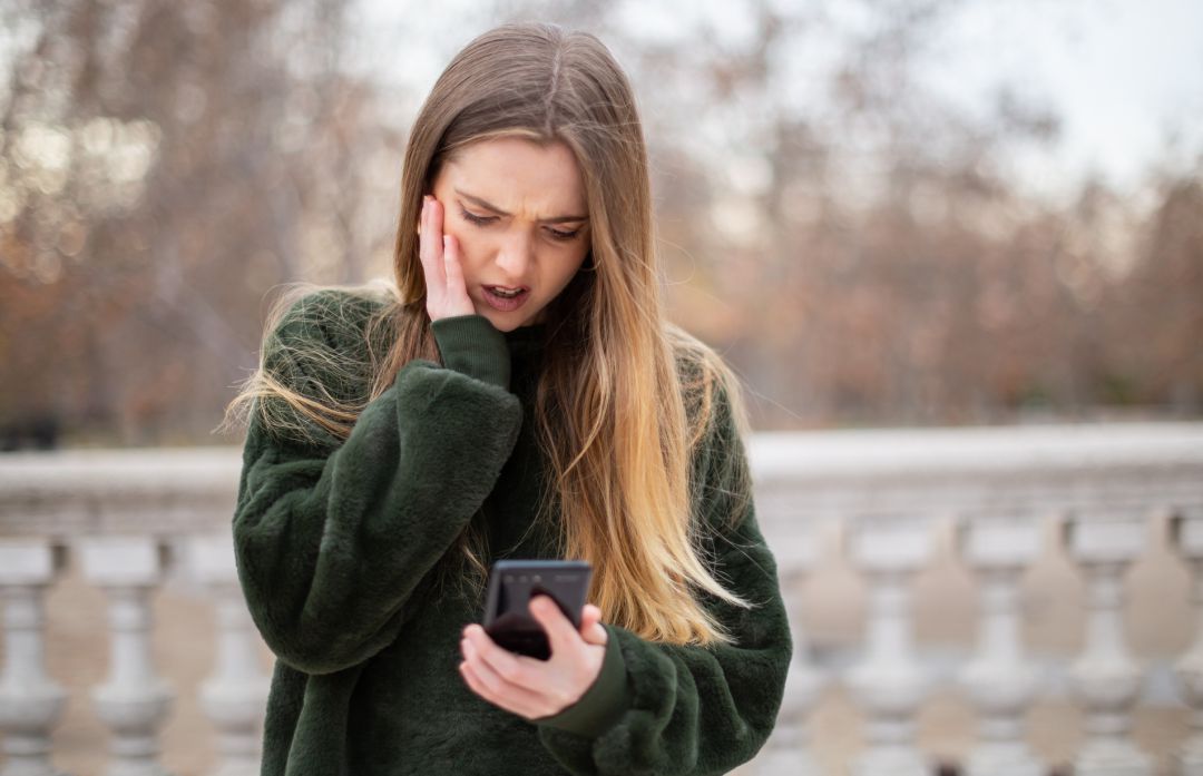 Una mujer utilizando un teléfono móvil. Una mujer utilizando un teléfono móvil.