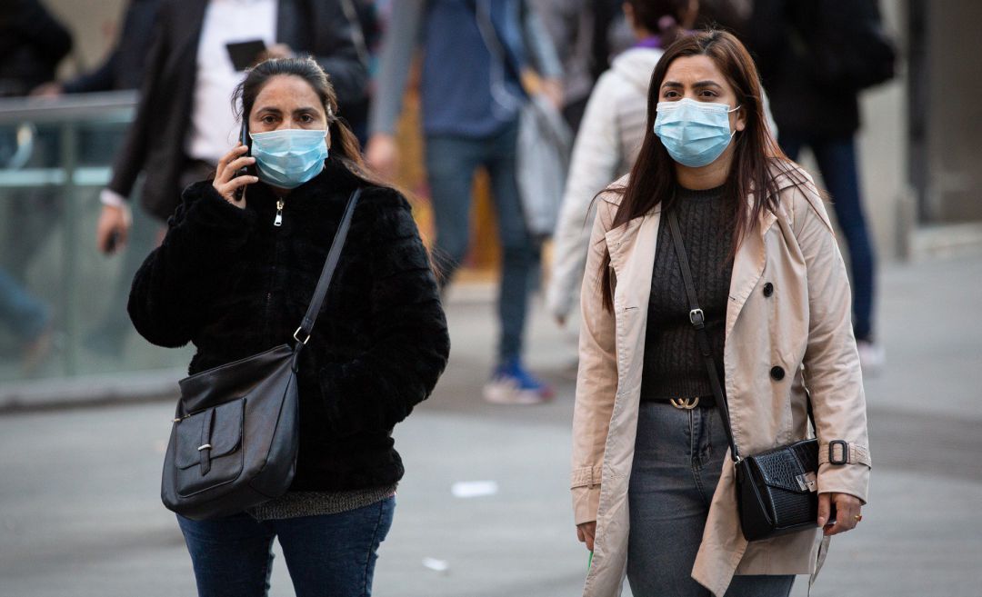 Dos mujeres con mascarilla en Barcelona ante el brote de coronavirus. Dos mujeres con mascarilla en Barcelona ante el brote de coronavirus.