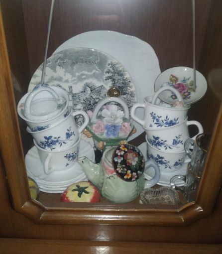 Juegos de té en cada esquina que nunca llegamos a utilizar. Juegos de té en cada esquina que nunca llegamos a utilizar.