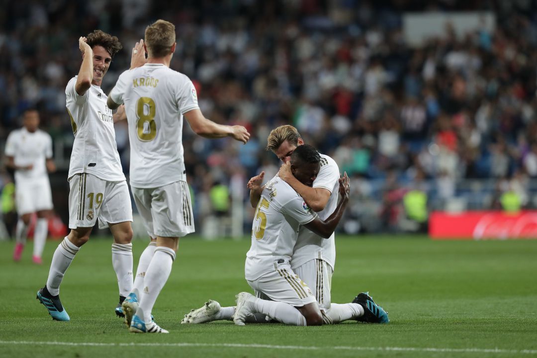 Vinicius es consolado por Nacho tras marcar ante Osasuna Vinicius es consolado por Nacho tras marcar ante Osasuna
