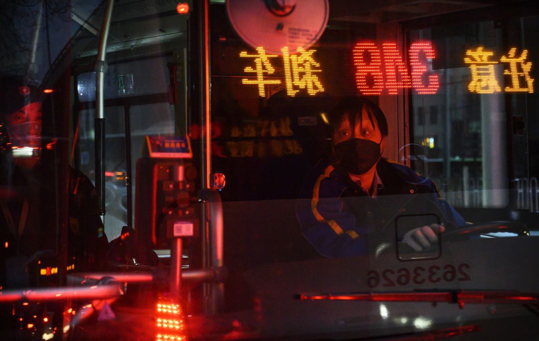 Un conductor de autobús en Pekín (China). Un conductor de autobús en Pekín (China).