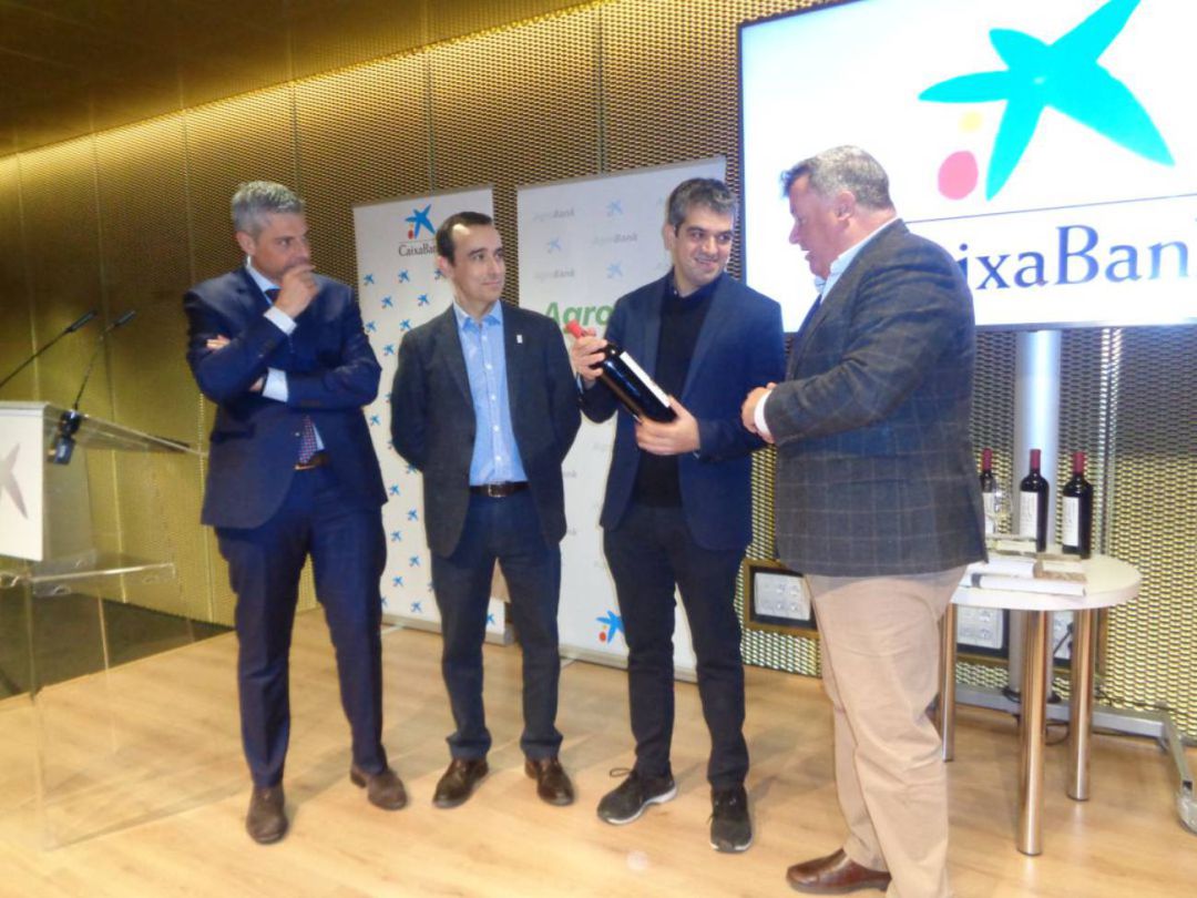 Ferrán Centelles con un vino de Ribera de Duero tras celebrar una jornada en la D.O. Ferrán Centelles con un vino de Ribera de Duero tras celebrar una jornada en la D.O.