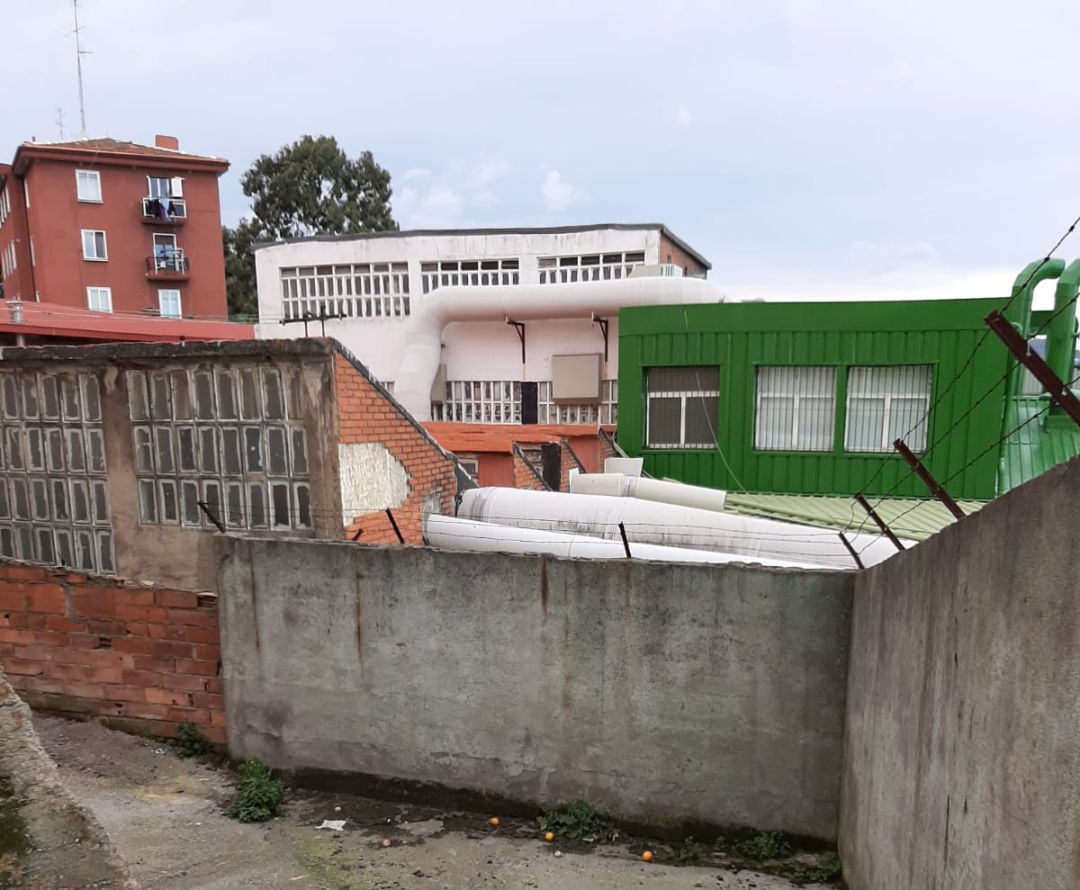 Los ecologistas denuncian el vertido de sustancias derivadas del galvanizado de piezas por parte de una empresa de Kareaga que está "creando alarma social y daños respiratorios gravísimos a nuestros vecinos" Los ecologistas denuncian el vertido de sustancias derivadas del galvanizado de piezas por parte de una empresa de Kareaga que está "creando alarma social y daños respiratorios gravísimos a nuestros vecinos"