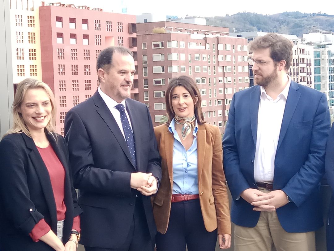 Los candidatos Carlos Iturgaiz y Luis Gordillo junto a las candidatas Laura Garrido y Raquel González Los candidatos Carlos Iturgaiz y Luis Gordillo junto a las candidatas Laura Garrido y Raquel González