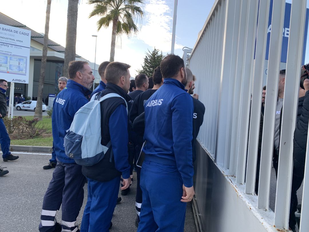 Trabajadores de Airbus, en una concentración a las puertas del centro Trabajadores de Airbus, en una concentración a las puertas del centro