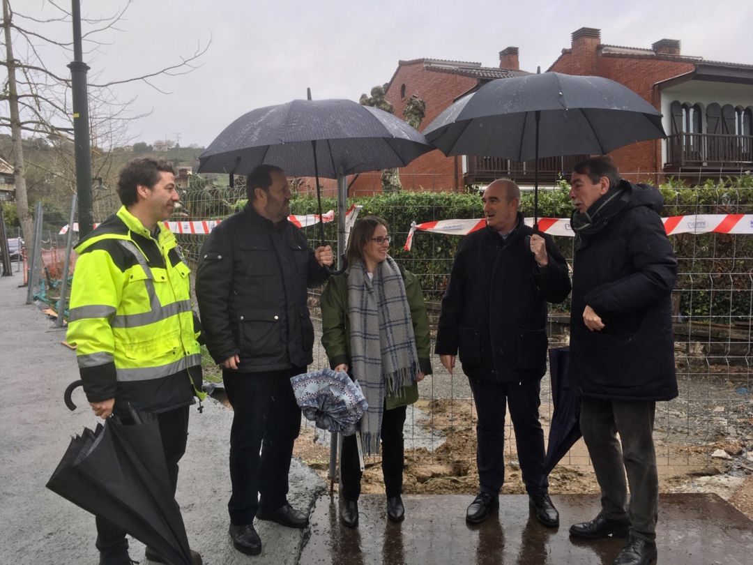Visita realizada a las inmediaciones de la rotonda de Arroka por el Alcalde Txomin Sagarzazu, el Concejal Juan Mari Altuna y Leire Zubitur, gerente de Servicios del Txingudi. Visita realizada a las inmediaciones de la rotonda de Arroka por el Alcalde Txomin Sagarzazu, el Concejal Juan Mari Altuna y Leire Zubitur, gerente de Servicios del Txingudi.