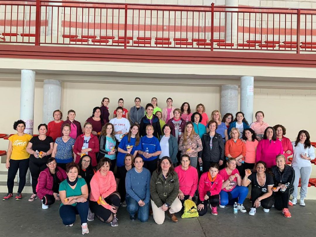Grupo de mujeres participantes en el Taller 'Deporte y Naturaleza' en la visita de la alcaldesa Mª Teresa García Grupo de mujeres participantes en el Taller 'Deporte y Naturaleza' en la visita de la alcaldesa Mª Teresa García
