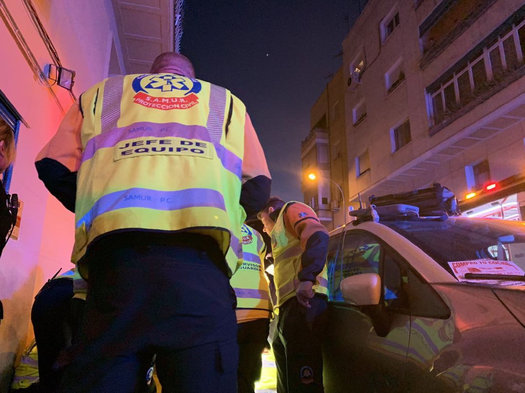 Imagen de los sanitarios del Samur-Protección Civil que atendieron a una mujer herida tras ser disparada en la cabeza por un hombre en el distrito de Ciudad Lineal. Imagen de los sanitarios del Samur-Protección Civil que atendieron a una mujer herida tras ser disparada en la cabeza por un hombre en el distrito de Ciudad Lineal.
