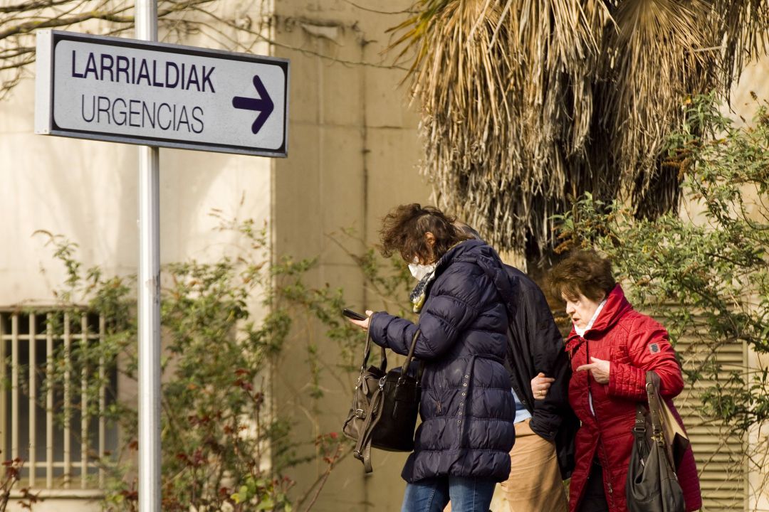Dos mujeres salen de las urgencias de un hospital. Dos mujeres salen de las urgencias de un hospital.