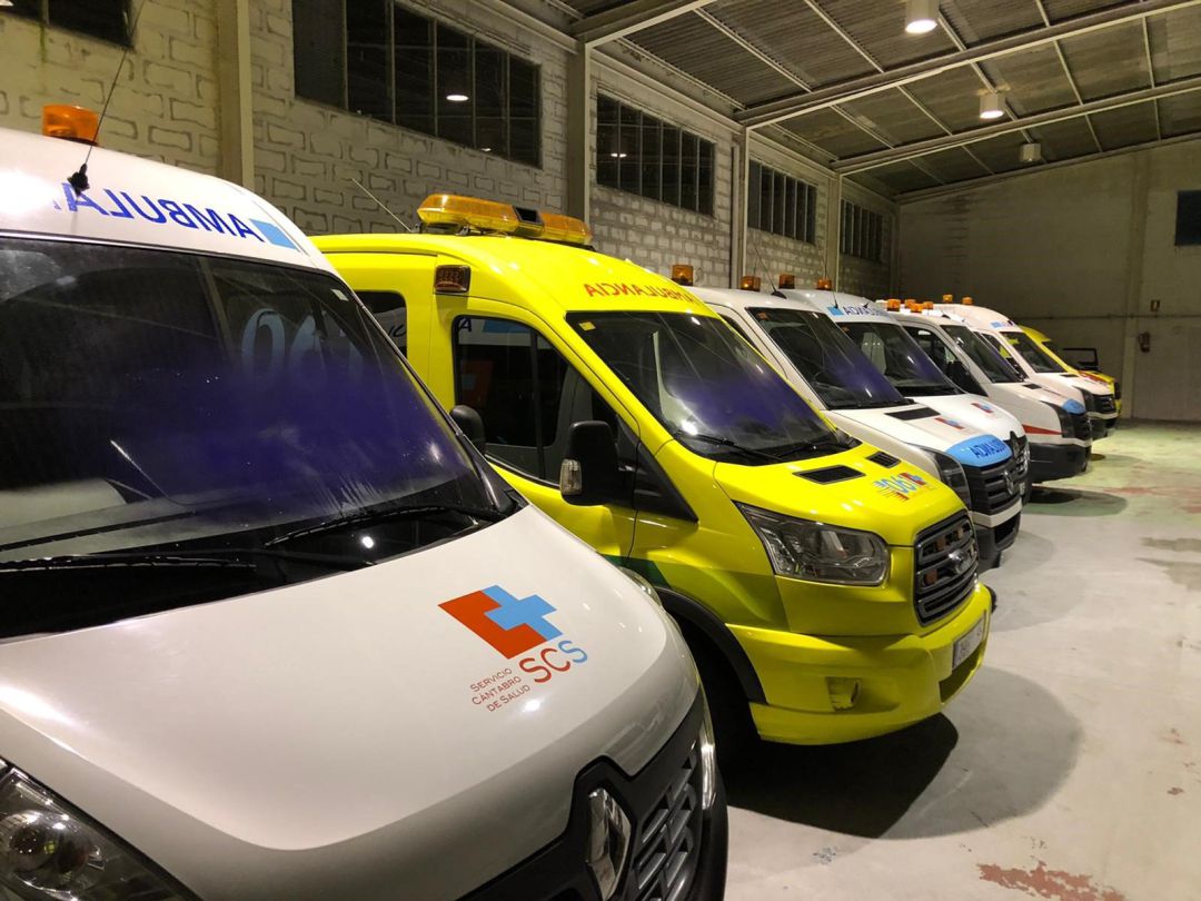 Ambulancias aparcadas en la base de Laredo con pintadas en la luna delantera. Ambulancias aparcadas en la base de Laredo con pintadas en la luna delantera.