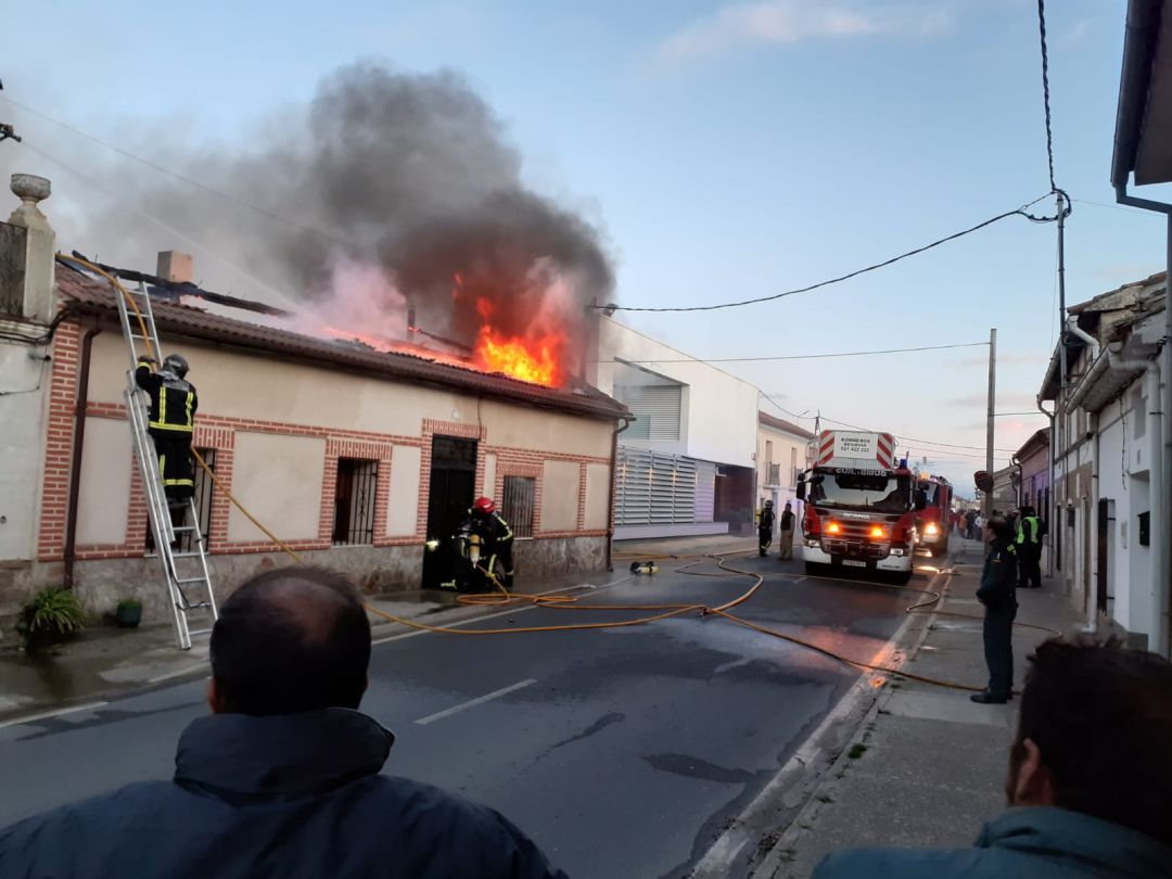 Bomberos de Segovia en las tareas de extinción Bomberos de Segovia en las tareas de extinción
