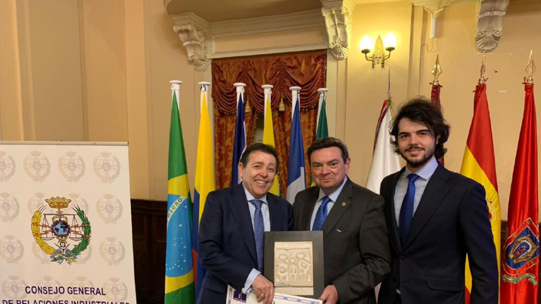 Joaquín Caro Ledesma, Presidente de Antea Prevención, recogiendo el reconocimiento Joaquín Caro Ledesma, Presidente de Antea Prevención, recogiendo el reconocimiento