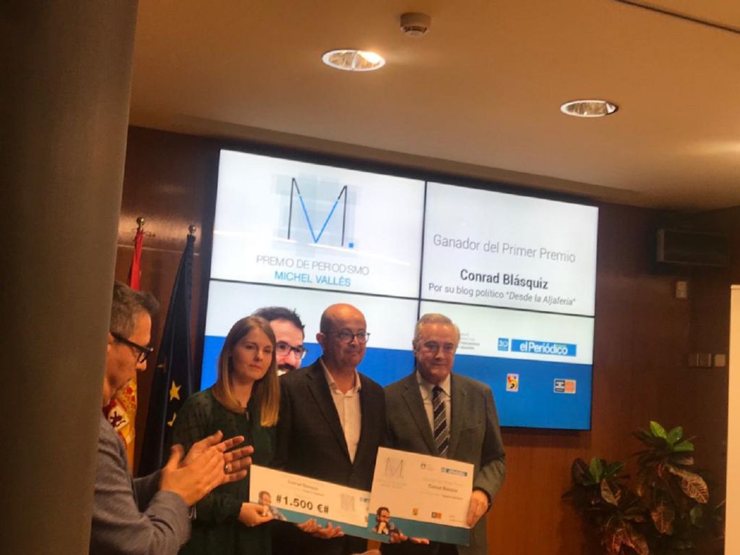 El periodista Conrad Blásquiz (c) recibe el I Premio Michel Vallés por su blog de actualidad política 'Desde La Aljafería', de manos de la periodista de El Periódico de Aragón y viuda de Vallés, Estrella Setuain, y el presidente del parlamento autonómico, Javier Sada El periodista Conrad Blásquiz (c) recibe el I Premio Michel Vallés por su blog de actualidad política 'Desde La Aljafería', de manos de la periodista de El Periódico de Aragón y viuda de Vallés, Estrella Setuain, y el presidente del parlamento autonómico, Javier Sada