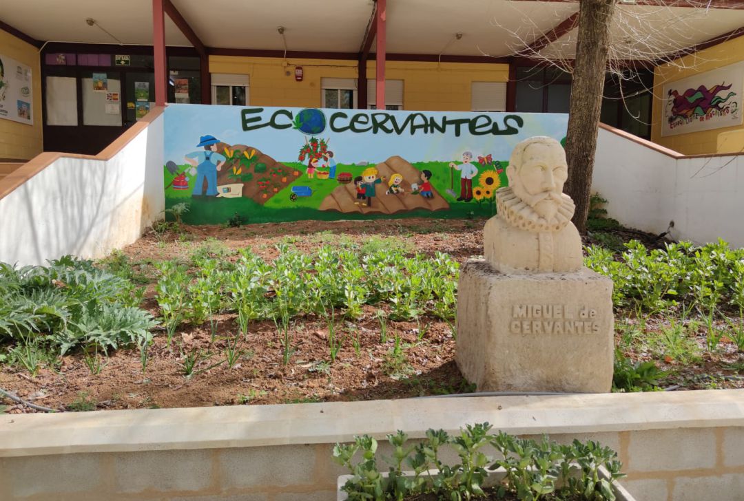 Entrada principal al colegio Cervantes, ubicado en Santa Cruz de Mudela (Ciudad Real) Entrada principal al colegio Cervantes, ubicado en Santa Cruz de Mudela (Ciudad Real)
