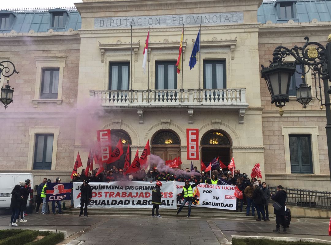 Los bomberos se han concentrado ante el Palacio Provincial Los bomberos se han concentrado ante el Palacio Provincial