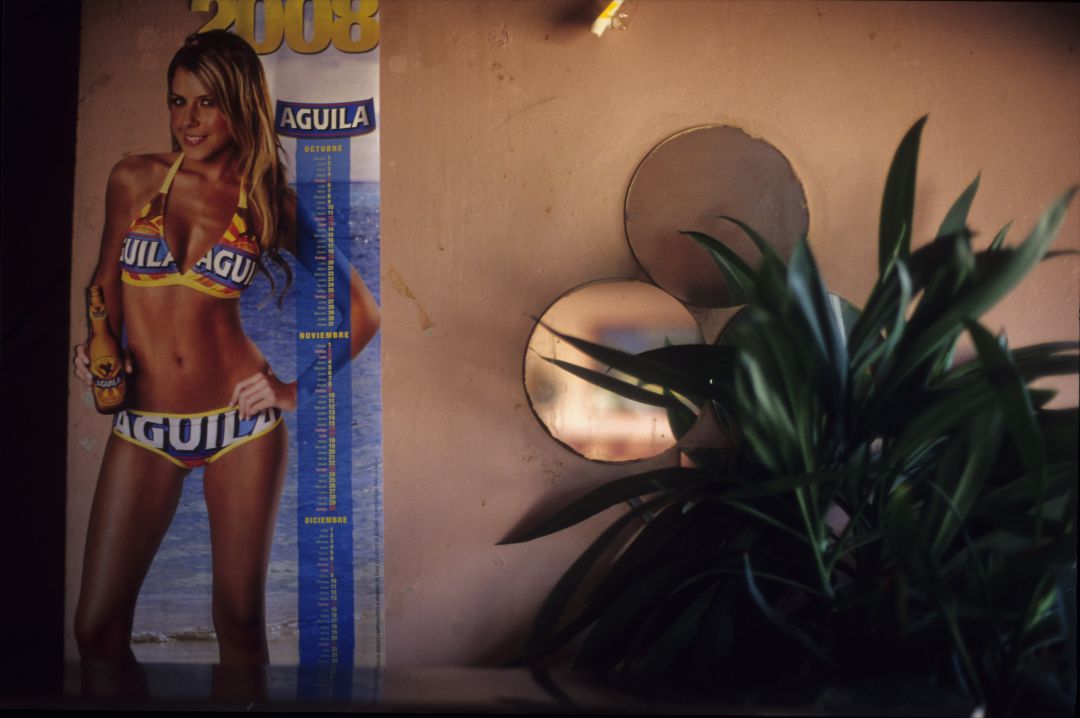 Un cartel de una mujer en bikini anunciando una cerveza. Un cartel de una mujer en bikini anunciando una cerveza.