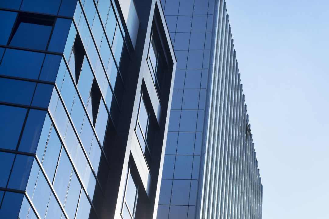 Edificio acristalado en una ciudad. Edificio acristalado en una ciudad.