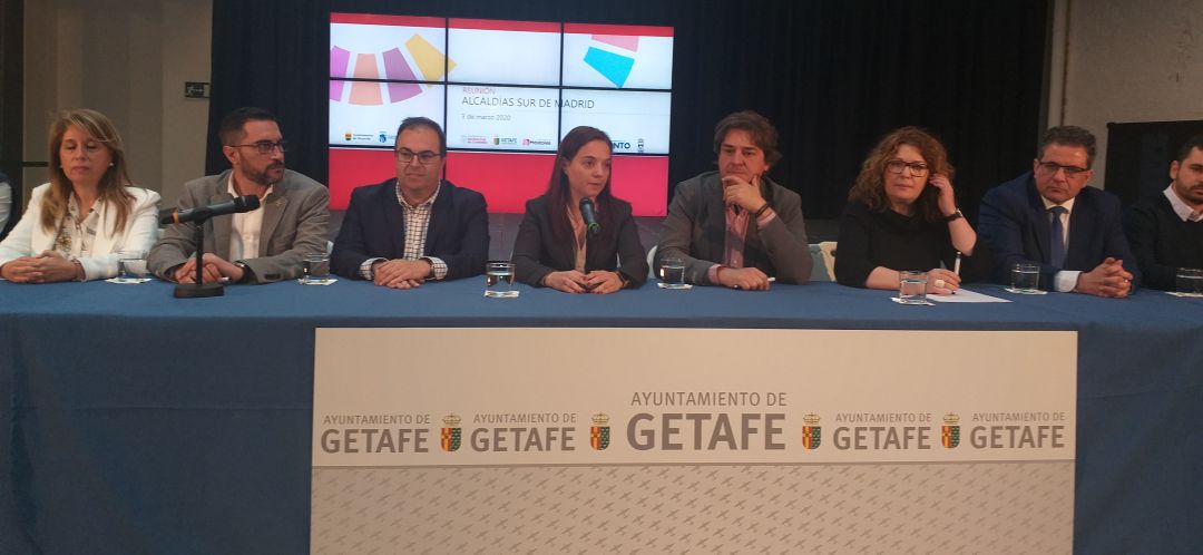 Once alcaldes del sur de Madrid se reunen en Getafe para pedir atención de la Comunidad de Madrid a la que acusan de "desidia" con el sur. Once alcaldes del sur de Madrid se reunen en Getafe para pedir atención de la Comunidad de Madrid a la que acusan de "desidia" con el sur.