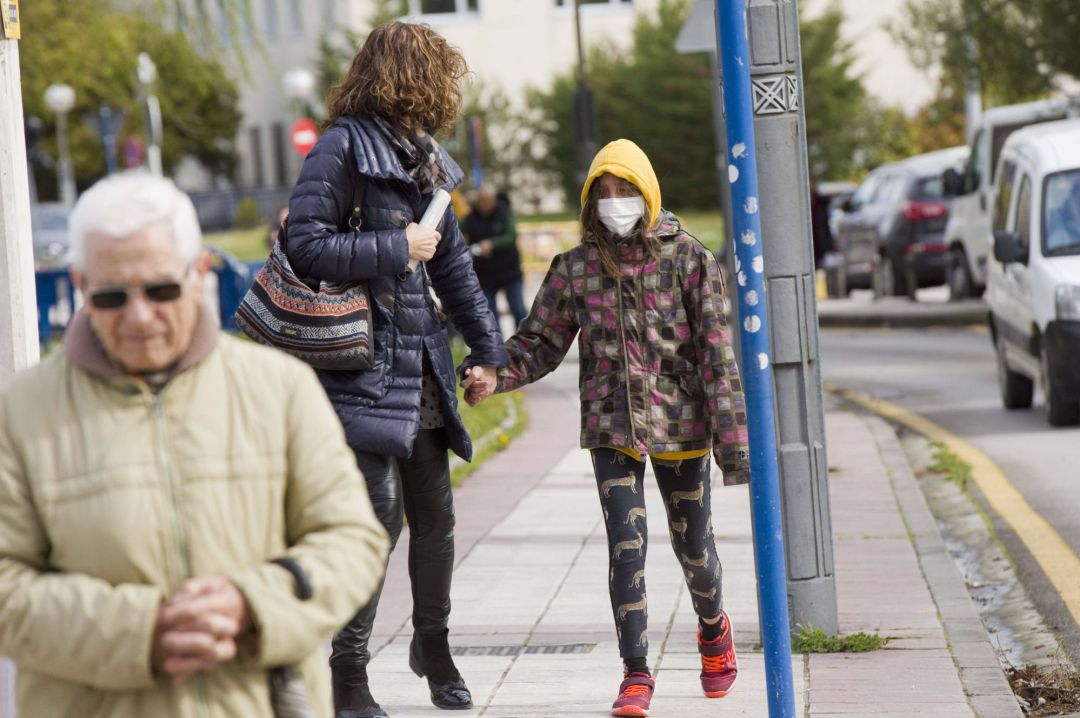 Una joven con mascarilla en las inmediaciones del hospital de Txagorritxu Una joven con mascarilla en las inmediaciones del hospital de Txagorritxu