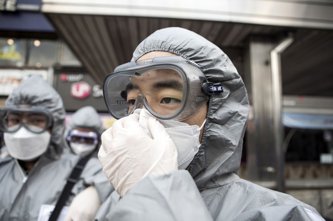 Soldados de Corea del Sur desinfectan un distrito de Seúl. Soldados de Corea del Sur desinfectan un distrito de Seúl.
