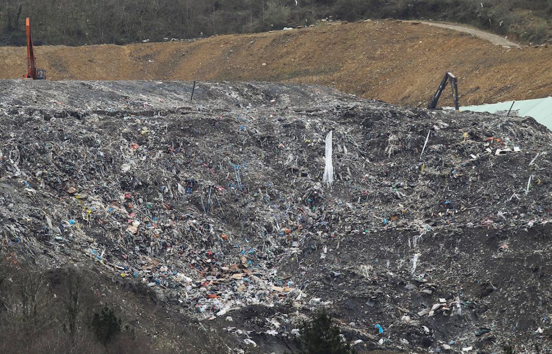 La familia de joaquín Beltrán, uno de los dos trabajadores desaparecidos en el derrumbe del vertedero de Zaldibar (Bizkaia) el pasado 6 de febrero, ha denunciado este martes el "despropósito absoluto" de los "comisarios políticos" del operativo de rescate La familia de joaquín Beltrán, uno de los dos trabajadores desaparecidos en el derrumbe del vertedero de Zaldibar (Bizkaia) el pasado 6 de febrero, ha denunciado este martes el "despropósito absoluto" de los "comisarios políticos" del operativo de rescate