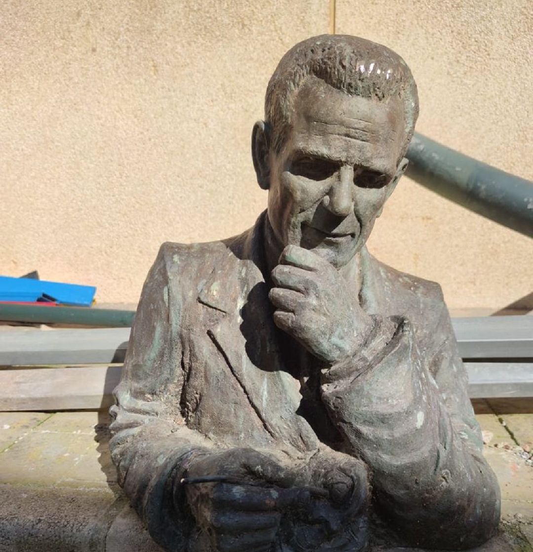 Busto de Manuel Ardil derribado involuntariamente por un camión. Busto de Manuel Ardil derribado involuntariamente por un camión.