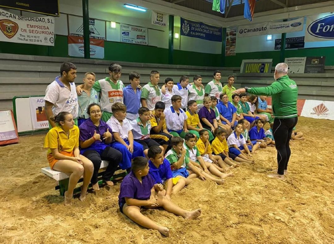 Varios jóvenes luchadores de la escuela del CL Campitos. Varios jóvenes luchadores de la escuela del CL Campitos.