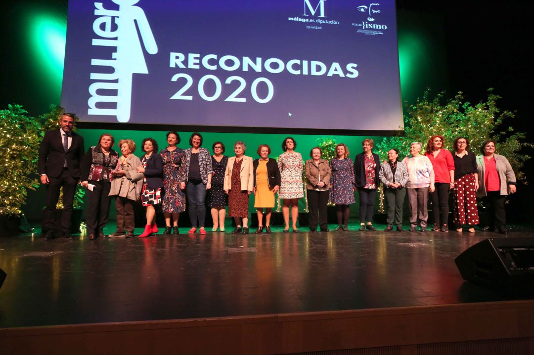 Foto de familia de las premiadas por la Diputación de Málaga Foto de familia de las premiadas por la Diputación de Málaga