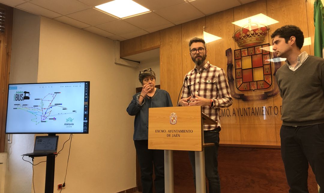 De izquierda a derecha, los concejales de Adelante Jaén, Lucía Real y Javier Ureña, y uno de los responsables del proyecto, Estanislao Cantos. De izquierda a derecha, los concejales de Adelante Jaén, Lucía Real y Javier Ureña, y uno de los responsables del proyecto, Estanislao Cantos.