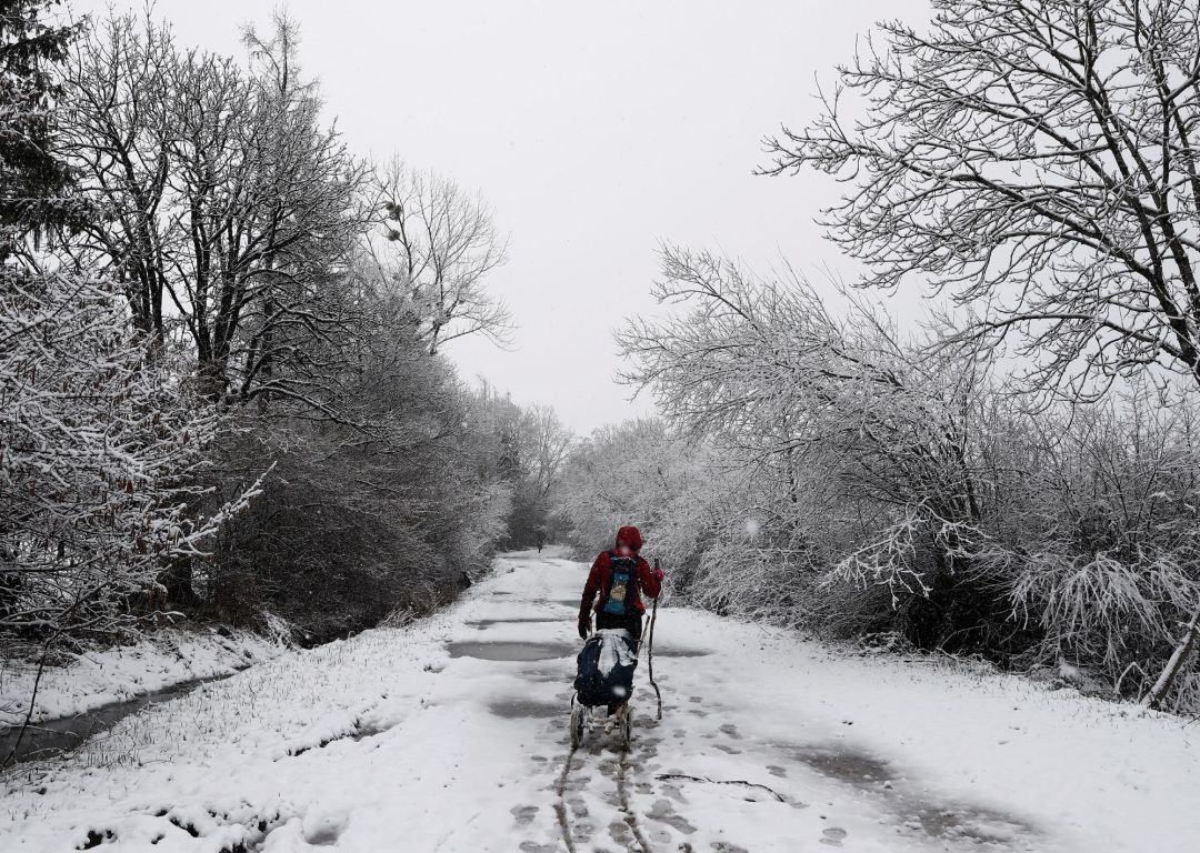 Un hombre camina en la nieve Un hombre camina en la nieve