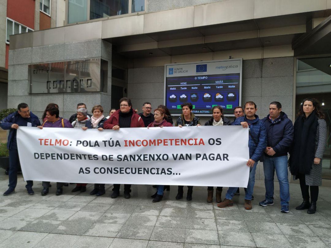 trabajadores del SAF de Sanxenxo protestan por la privatización del servicio trabajadores del SAF de Sanxenxo protestan por la privatización del servicio