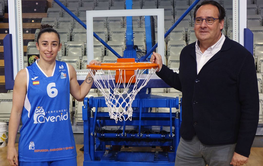 El presidente del club, y la capitana del equipo, ante la prensa El presidente del club, y la capitana del equipo, ante la prensa