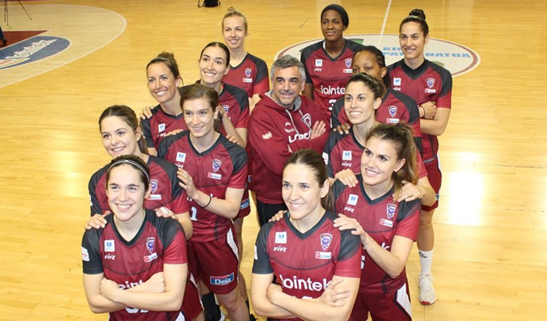 Las jugadoras y el técnico vasco, en la previa del partido. Las jugadoras y el técnico vasco, en la previa del partido.