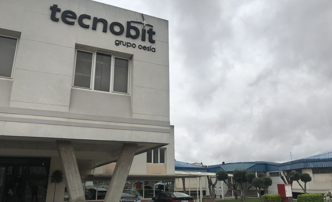 Imagen de la fachada principal de la factoría del Grupo Oesía-Tecnobit, en Valdepeñas (Ciudad Real) Imagen de la fachada principal de la factoría del Grupo Oesía-Tecnobit, en Valdepeñas (Ciudad Real)