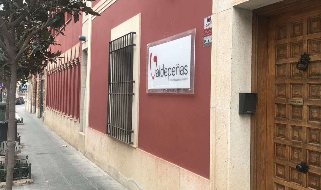 Imagen de la fachada principal de la sede de la Denominación de Origen Valdepeñas Imagen de la fachada principal de la sede de la Denominación de Origen Valdepeñas