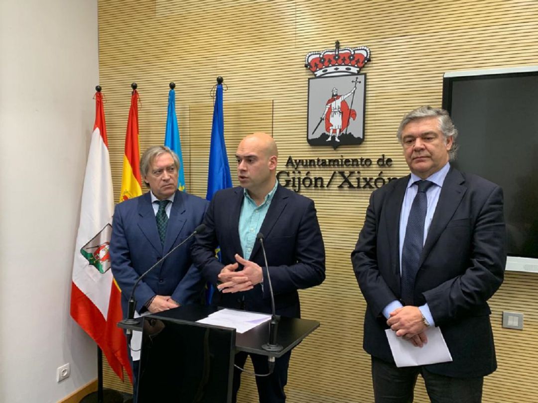 López-Asenjo (PP), Martínez Salvador (Foro) y Eladio de la Concha (Vox) comparecen en el Ayuntamiento de Gijón. López-Asenjo (PP), Martínez Salvador (Foro) y Eladio de la Concha (Vox) comparecen en el Ayuntamiento de Gijón.