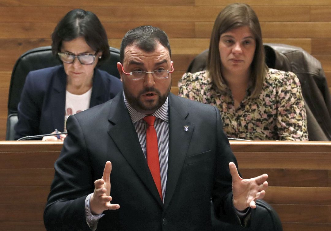 El presidente del Principado, Adrián Barbón, durante el Pleno. El presidente del Principado, Adrián Barbón, durante el Pleno.