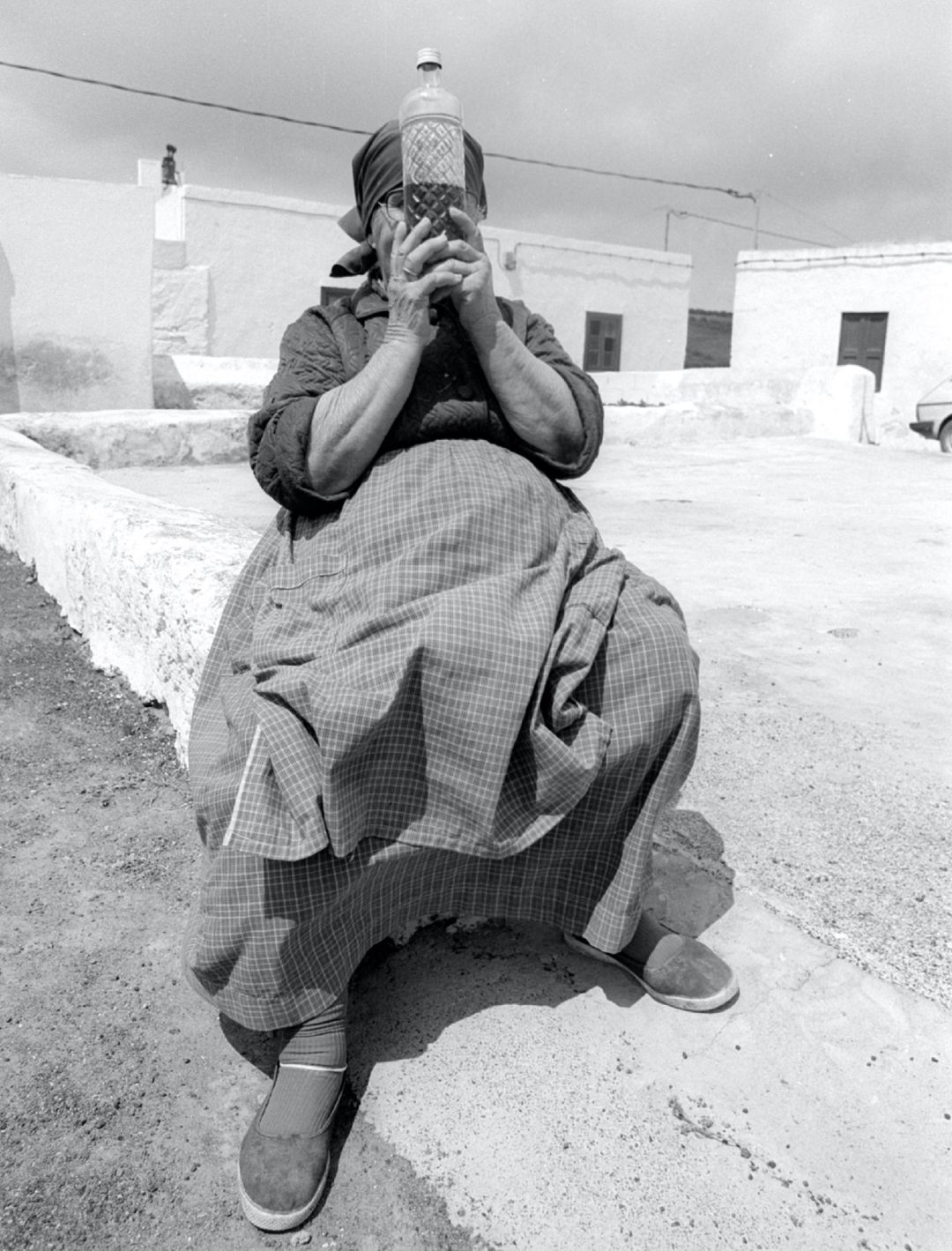 Campesina fotografiada en los 70 en Lanzarote, captada por la cámara del fotógrafo suizo Linus Jauslin (Manrique Inédito) Campesina fotografiada en los 70 en Lanzarote, captada por la cámara del fotógrafo suizo Linus Jauslin (Manrique Inédito)