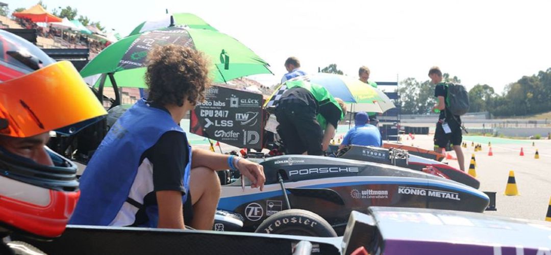 Algunos equipos llegan a tener más de 100 sponsors Algunos equipos llegan a tener más de 100 sponsors