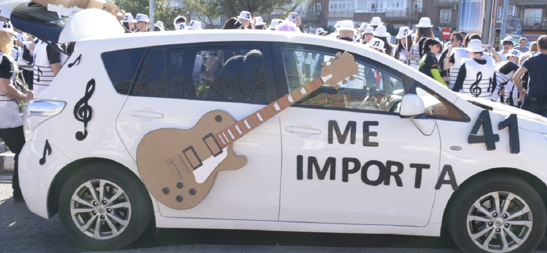 Un coche decorado durante una de las protestas de los alumnos Un coche decorado durante una de las protestas de los alumnos