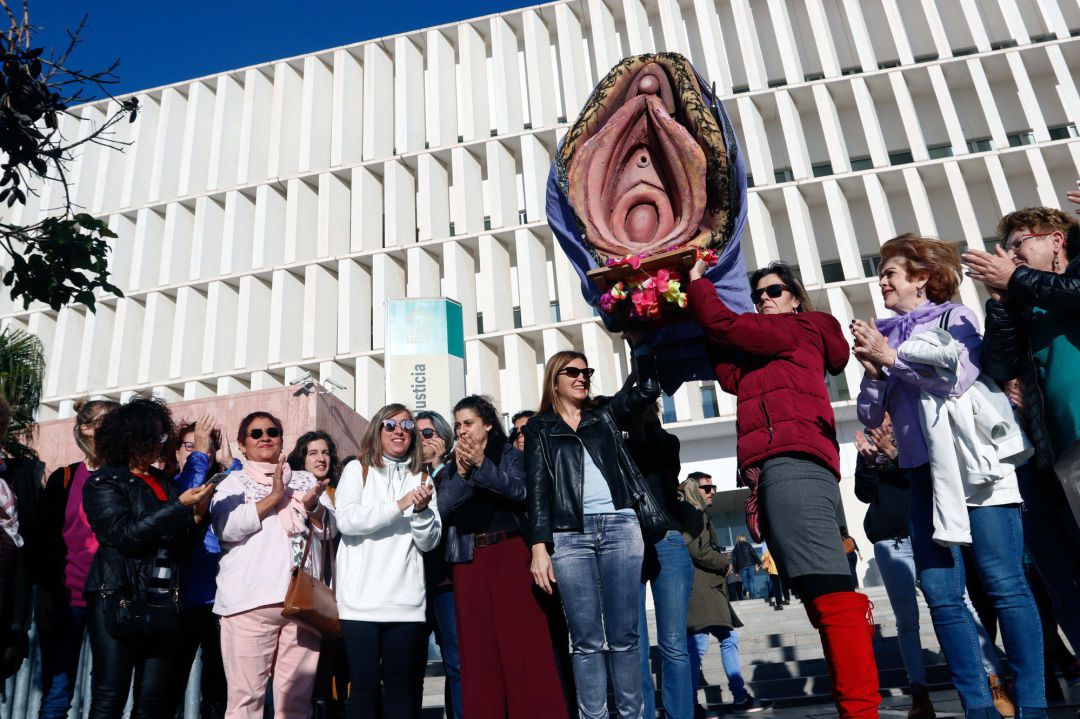 Concentración en apoyo a la acusada a las puertas de la Ciudad de la Justicia de Málaga Concentración en apoyo a la acusada a las puertas de la Ciudad de la Justicia de Málaga