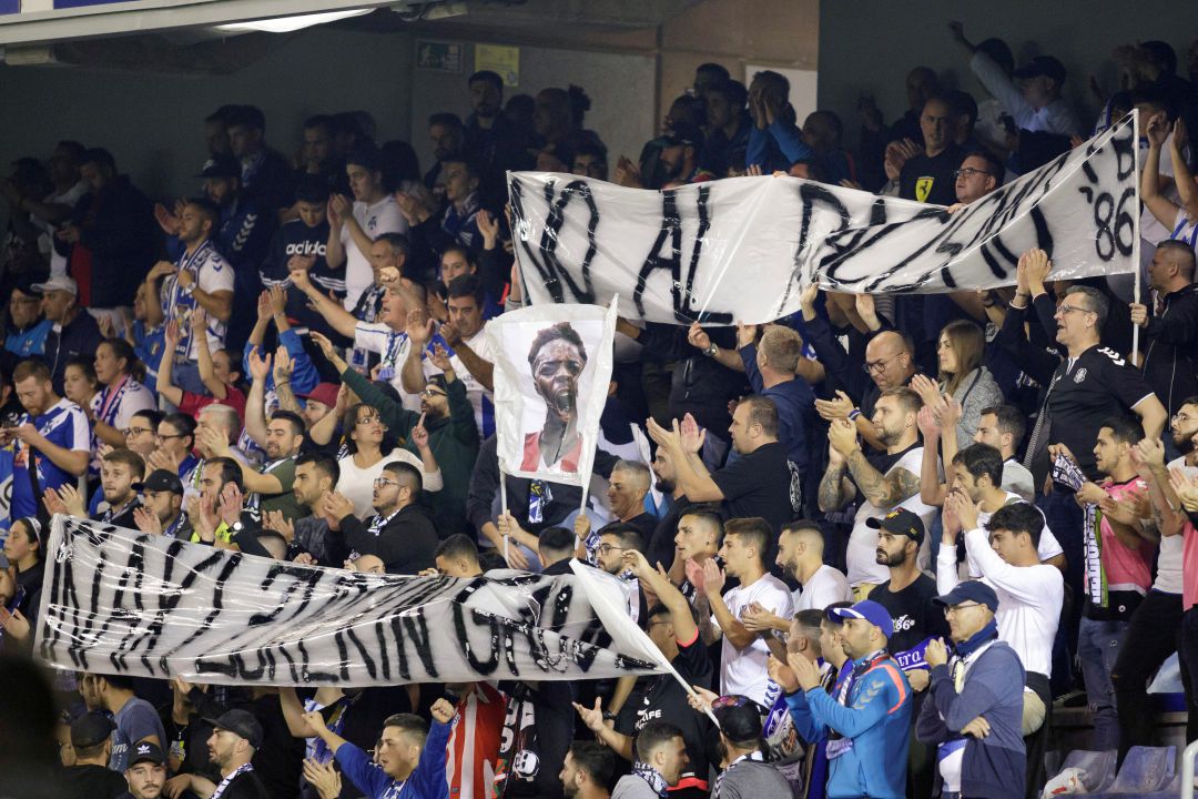 Aficionados muestran pancartas contra el racismo durante el partido entre el CD Tenerife y el Athletic Aficionados muestran pancartas contra el racismo durante el partido entre el CD Tenerife y el Athletic