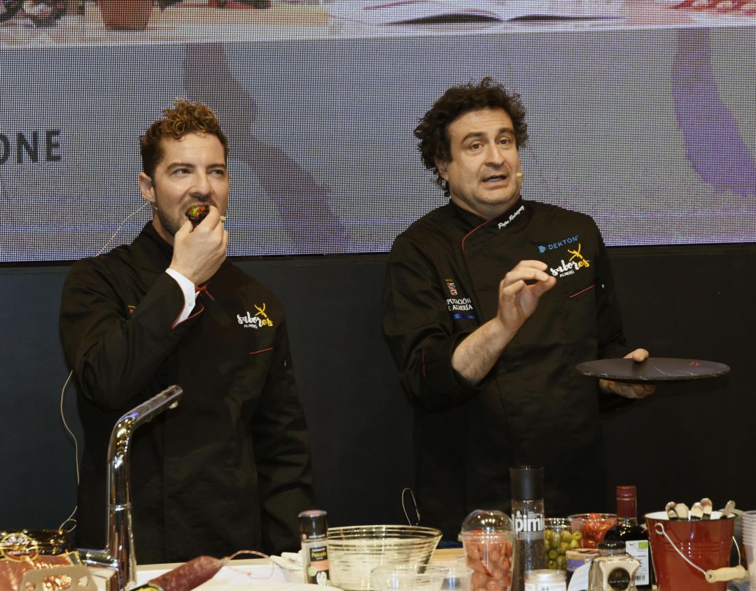 El cantante David Bisbal y el cocinero Pepe Rodríguez, en el stand de Almería durante el Salón de Gourmets 2018. El cantante David Bisbal y el cocinero Pepe Rodríguez, en el stand de Almería durante el Salón de Gourmets 2018.