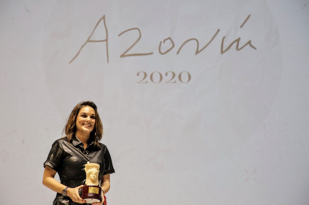 La periodista Mónica Carrillo posa con su galardón tras ganar el Premio Azorín 2020 por su novela 'La vida desnuda' La periodista Mónica Carrillo posa con su galardón tras ganar el Premio Azorín 2020 por su novela 'La vida desnuda'