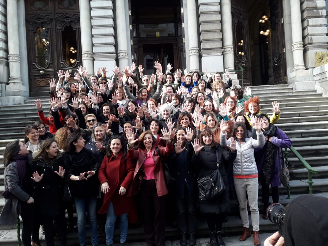 Las periodistas, "protagonistas" de la portada de La Hoja del Lunes, se han fotografiado hoy en la escalinata la JGPA Las periodistas, "protagonistas" de la portada de La Hoja del Lunes, se han fotografiado hoy en la escalinata la JGPA