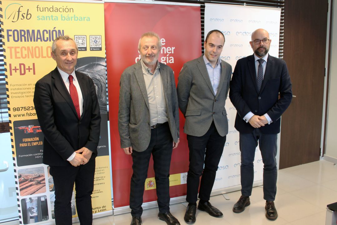 De derecha a izquierda, el director Noroeste-Endesa, Miguel Temboury, el director de la Ciuden, Arsenio Terrón, el director de Energía de la Junta, Alfonso Arroyo y el director de la Escuela de Folgoso de la Fundación Santa Bárbara, Manuel Álvarez De derecha a izquierda, el director Noroeste-Endesa, Miguel Temboury, el director de la Ciuden, Arsenio Terrón, el director de Energía de la Junta, Alfonso Arroyo y el director de la Escuela de Folgoso de la Fundación Santa Bárbara, Manuel Álvarez