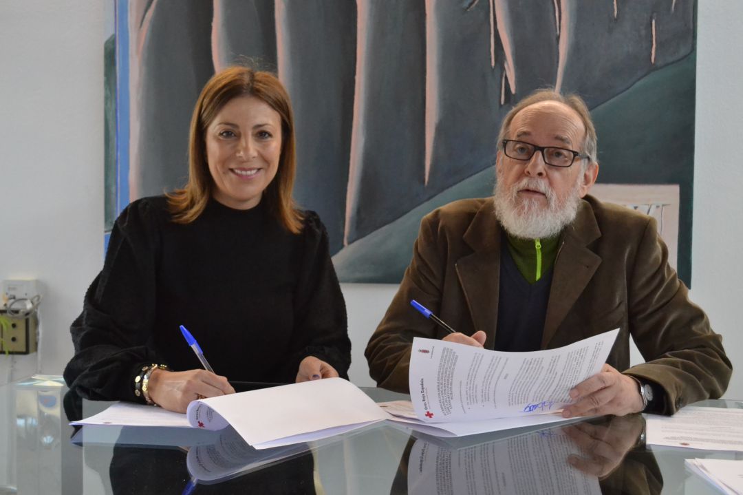 La alcaldesa de Ronda, Mª Paz Fernández y el presidente de la asamblea local de Cruz Roja, Antonio Lasanta, han firmado el nuevo convenio La alcaldesa de Ronda, Mª Paz Fernández y el presidente de la asamblea local de Cruz Roja, Antonio Lasanta, han firmado el nuevo convenio
