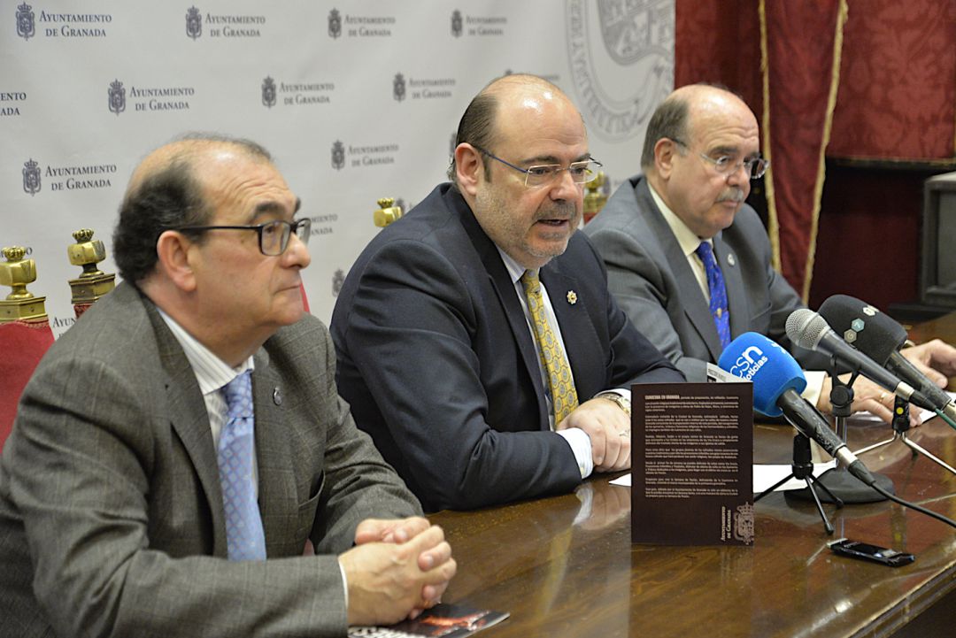 El presidente de la Federación de Cofradías, Jesús Muros; el teniente alcalde, Sebastián Pérez; y el secretario de la Federación, Roberto Martín, en la presentación del folleto de la Cuaresma granadina El presidente de la Federación de Cofradías, Jesús Muros; el teniente alcalde, Sebastián Pérez; y el secretario de la Federación, Roberto Martín, en la presentación del folleto de la Cuaresma granadina